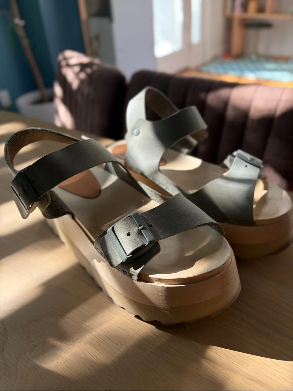 Women’s Platform Buckle Sandals in Light Gray